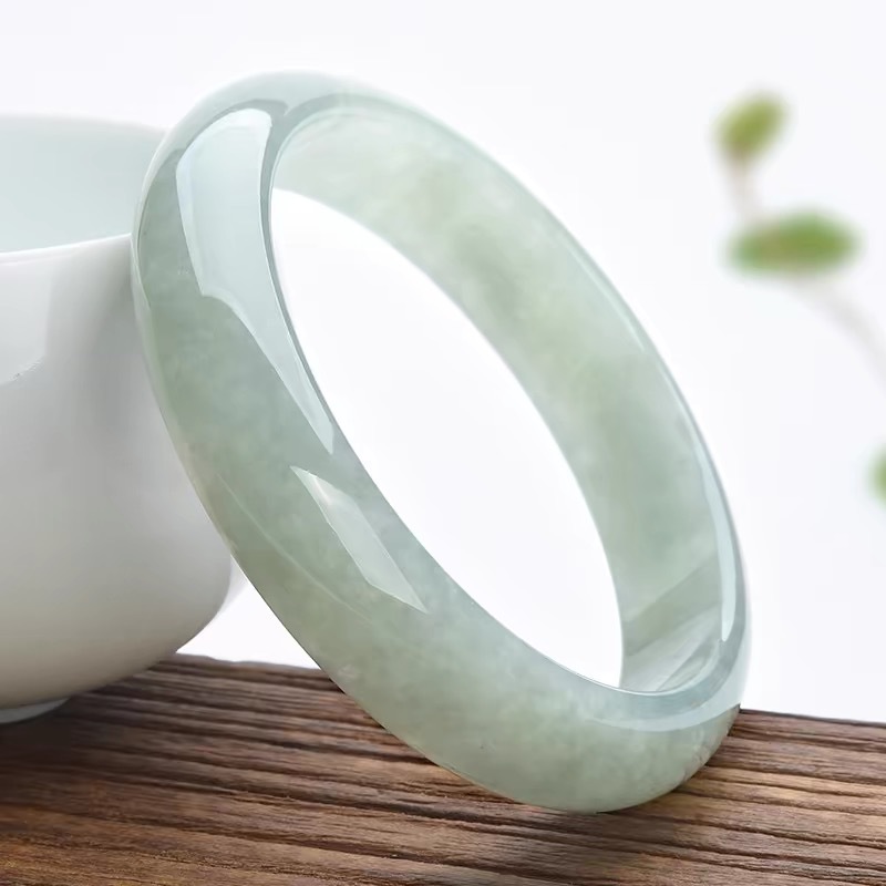 Pulsera de Jade Antigua de Mya - Lighting reseña y precio